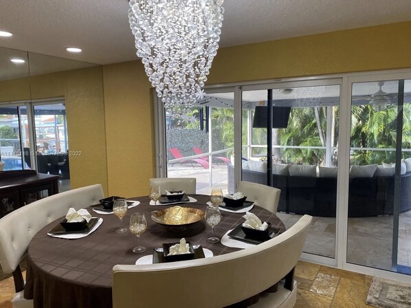 Dining - Waterfront, heated Pool enclosed, our home is completely renovated, very private (Pompano Beach)