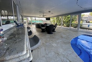 A heated pool - Waterfront, heated Pool enclosed, our home is completely renovated, very private (Pompano Beach)