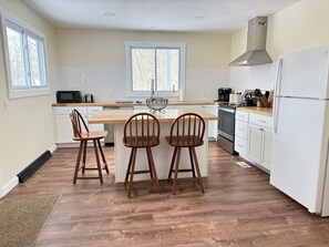 Een koelkast, een magnetron, een oven, een kookplaat