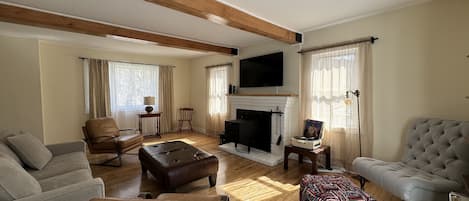 TV connectée, cheminée, livres