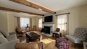 Smart TV, chimenea y libros 