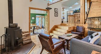 Charming dog-friendly mountain cabin in Alma w/ multiple decks and fire pit!!