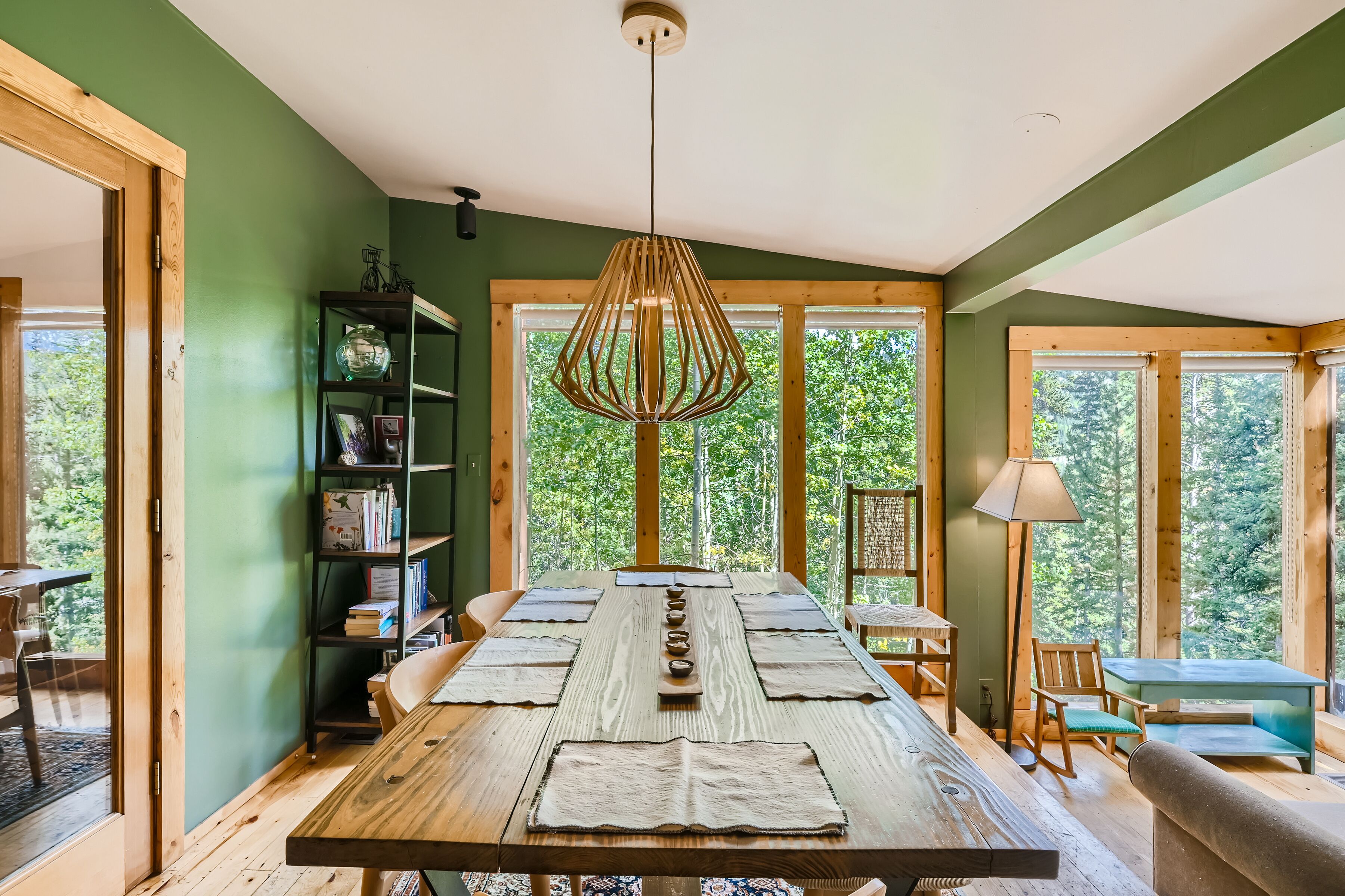 Charming dog-friendly mountain cabin in Alma w/ multiple decks and fire pit!!