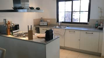 Deluxe Villa | Private kitchen | Fridge, microwave, oven, stovetop