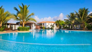 4 piscines extérieures