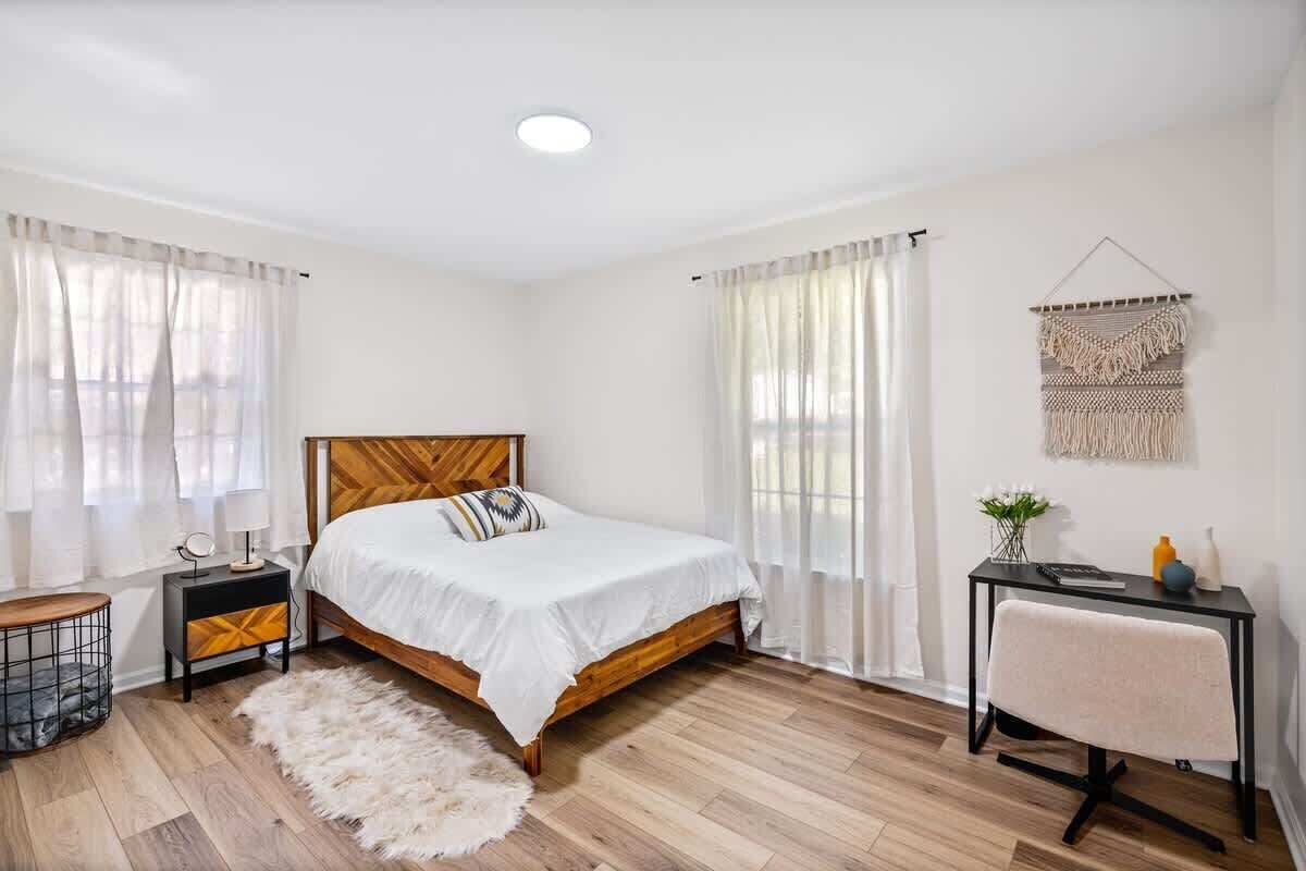 3 bedrooms, iron/ironing board, travel crib, WiFi (free)