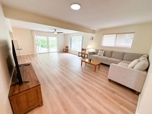 Peaceful Near Campus Home