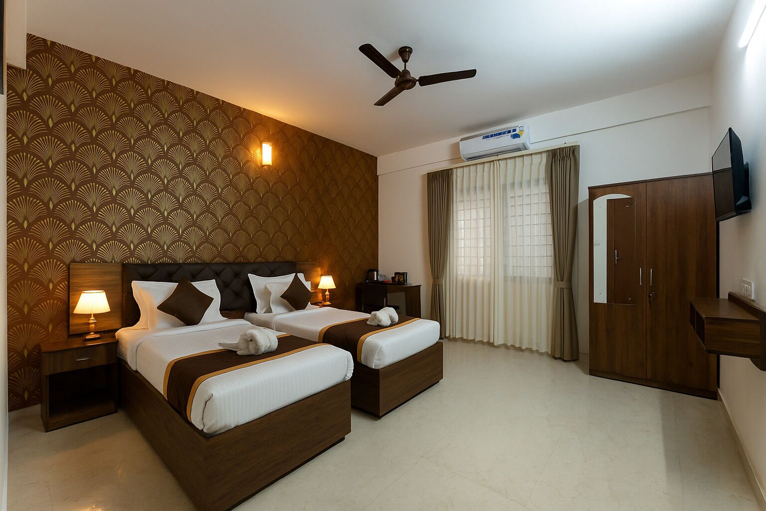 Economy Room | Minibar, desk, laptop workspace, soundproofing