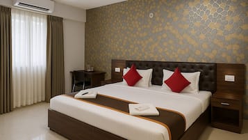 Economy Room | Minibar, desk, laptop workspace, soundproofing