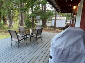 Outdoor dining - Cozy Packwood Cabin With Hiking /Skiing/Golfing (Packwood)
