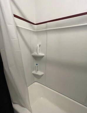 Toallas, jabón, shampoo, papel de baño 
