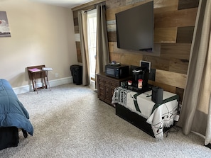 2 bedrooms, free WiFi, bed sheets - PRIVATE one bed, one bath and separate entrance at Revolving Door Ranch  (Camden)