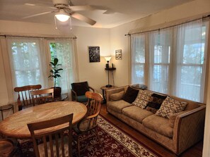 TV, DVD-spiller, bøker og kontorer