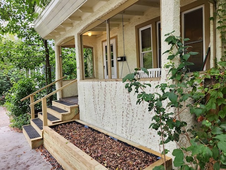 外観の詳細. Cozy 3 Bedroom House in Downtown Ithaca