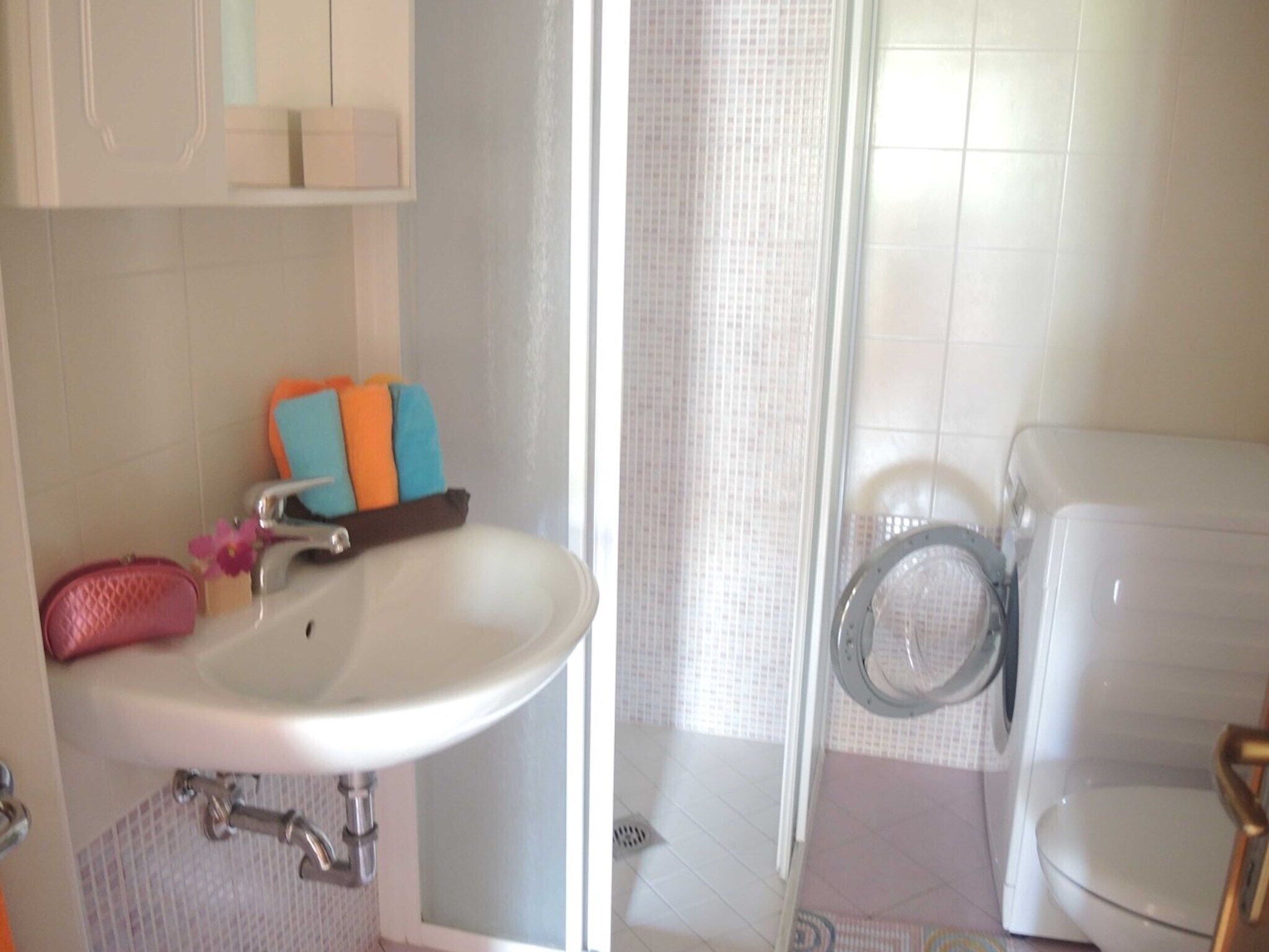 Une salle de bain avec un lavabo, une douche et des toilettes.