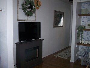 Smart TV, fireplace