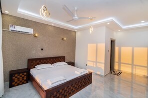 3 chambres, fer et planche Ă repasser, draps fournis