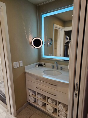 Dusche, Haartrockner, Handtücher, Seife