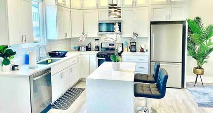 Luxurious Getaway Home with Rooftop Patio 10mins to downtown Durham and Duke