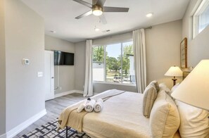 2 bedrooms, in-room safe, desk, iron/ironing board