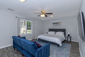 4 bedrooms, iron/ironing board, WiFi, bed sheets - 4 Bedroom Retreat — Close to Ft Benning: Modern, Cozy, and Mins to Everything! (Columbus)