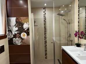 Shower, hair dryer, bidet, towels
