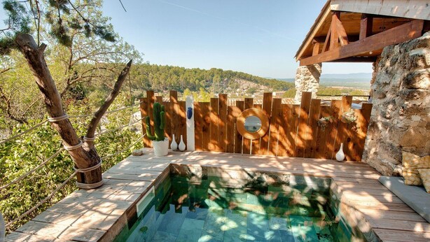 A wooden deck with a rectangular pool, surrounded by a wooden fence and a stone wall. - Belle Maison Charmante Typiquement Provençale (Meyrargues)