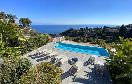 Luxury apartment in Taormina with private swimming pool and private parking 