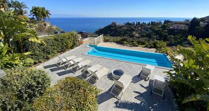 Luxury apartment in Taormina with private swimming pool and private parking