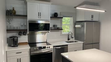 Geladeira, micro-ondas, fogão, cooktop