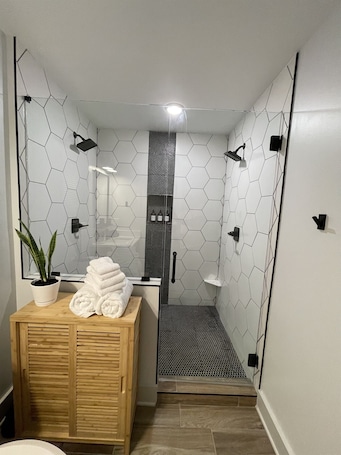 シャワー、ヘアドライヤー、タオル. Couples Getaway | Dual-Head Shower for Two