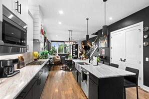 Refrigerador, microondas, horno y parrilla de estufa 