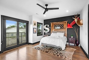 3 bedrooms, desk, iron/ironing board, WiFi - Downtown Jungle! •Exotic, Unique, Bold• 7 min 2 DT (Nashville)