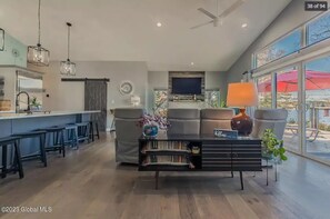 Smart-TV, Kamin, Videospiele, Bücher