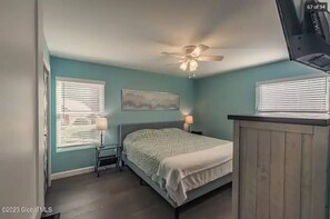 3 Schlafzimmer, Schreibtisch, Bügeleisen/Bügelbrett, Reisekinderbett