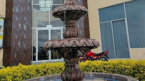 A fountain in front of Hotel Plaza Pachuca. - Línea Divisoria (Zapotlan de Juarez)