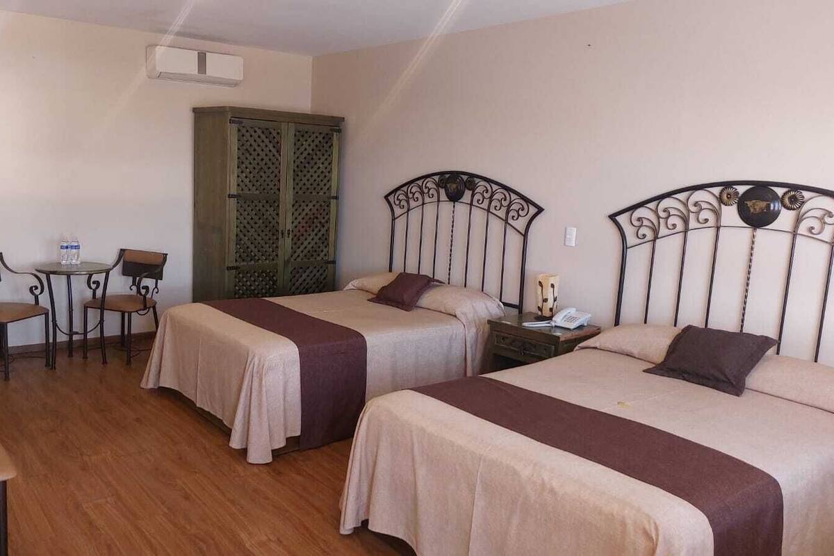 Espacio para trabajar con laptop y tabla de planchar con plancha