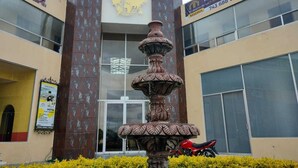Hotel Plaza Pachuca with a central fountain, a large window, and a sign advertising $650 for reservations. - Línea Divisoria (Zapotlan de Juarez)