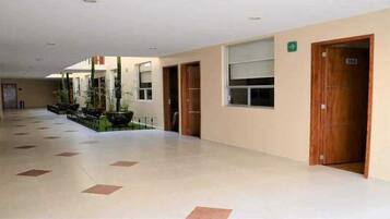 Vista frontal de la propiedad