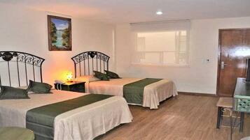 Habitación doble Confort de uso individual | Espacio para trabajar con laptop y tabla de planchar con plancha