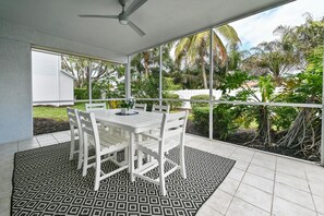Outdoor dining - Spacious+cozy house, near the beach, heated pool. (Naples)
