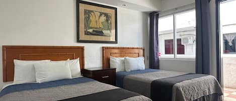 Standardzimmer, 2 Doppelbetten | Kostenloses WLAN, Bettwäsche