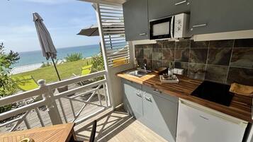 Geladeira, micro-ondas, cooktop, cafeteira/chaleira