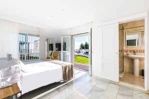 3 chambres, coffres-forts dans les chambres, fer et planche Ă repasser