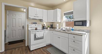 Cozy Cottage in Grants Pass Near River!