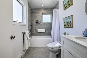Sèche-cheveux, bidet, serviettes fournies, savon