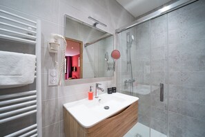 Douche, sèche-cheveux, serviettes fournies