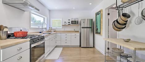 Réfrigérateur, four à micro-ondes, un four, surface de cuisson