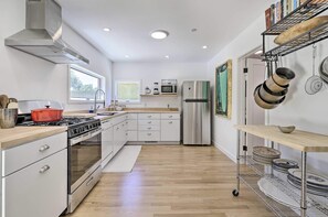 Fridge, microwave, oven, stovetop - NEW! Contemporary Sonoma Home with Hot Tub (Sonoma)