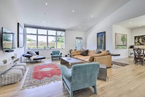 Smart TV, printers - NEW! Contemporary Sonoma Home with Hot Tub (Sonoma)